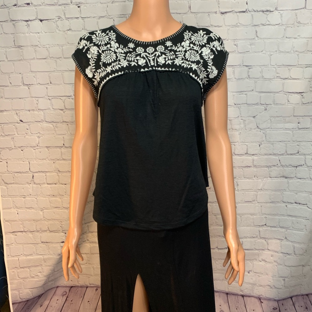 Hollister size xs Black and white embroidered blouse boho top